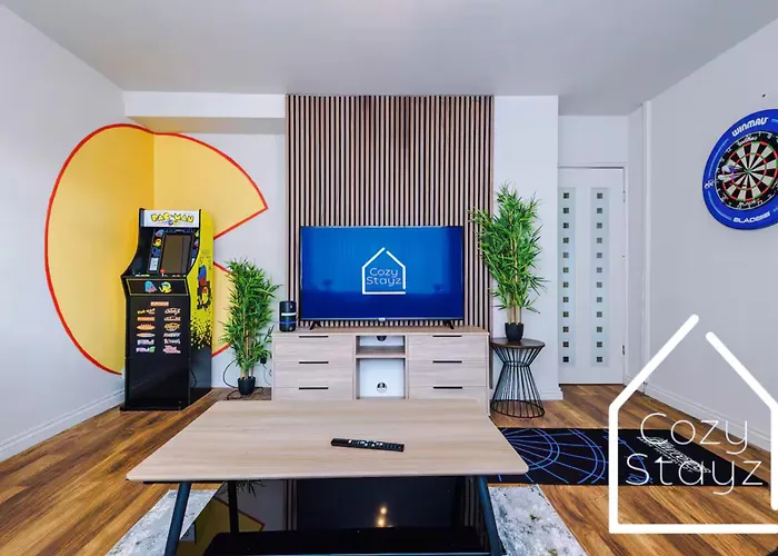 Spacious 3 Bed With Pac-man, Darts And 2 Parking Spaces * 맨체스터