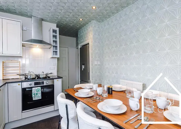 Spacious 3 Bed With Pac-man, Darts And 2 Parking Spaces