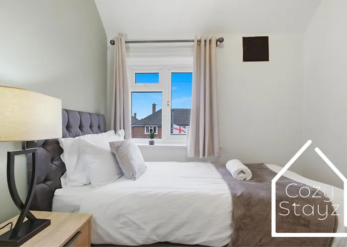 Spacious 3 Bed With Pac-man, Darts And 2 Parking Spaces