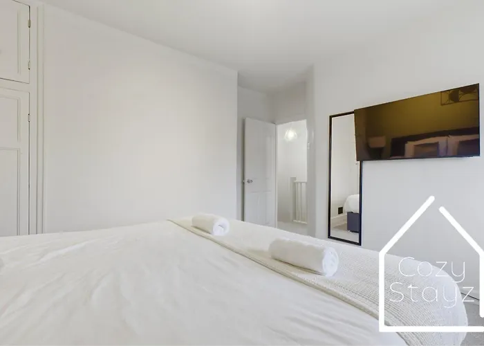 Spacious 3 Bed With Pac-man, Darts And 2 Parking Spaces 맨체스터