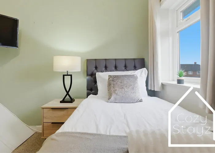 Spacious 3 Bed With Pac-man, Darts And 2 Parking Spaces