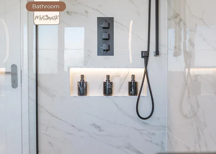 Modern City-Centre Home | Sleeps 12 | Free Parking Ferienhaus *