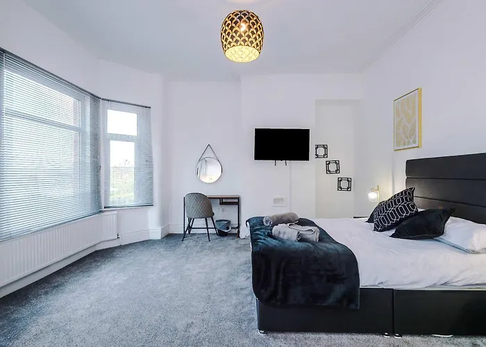 Large 4 Bed House Sleeps 8 By Host A