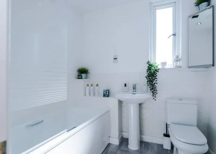 Modern House - Sleeps 6 - Free Parking - Near Etihad Stadium - Coop Live