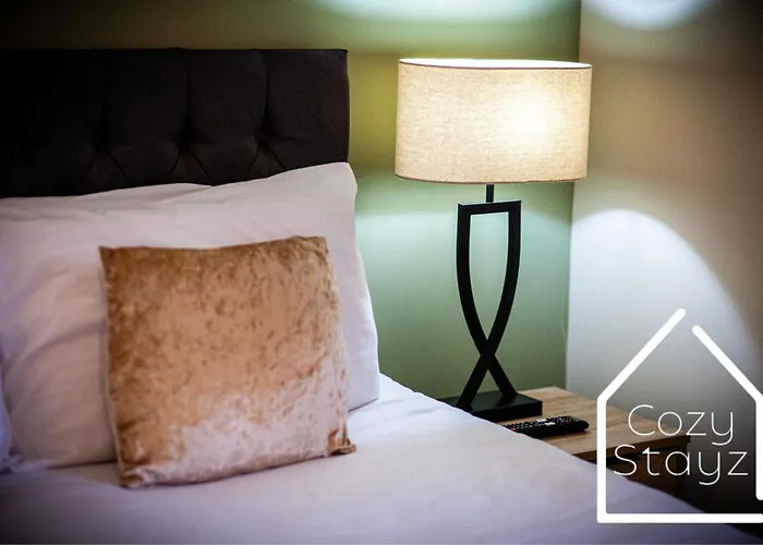 Spacious 3 Bed With Pac-man, Darts And 2 Parking Spaces * 맨체스터