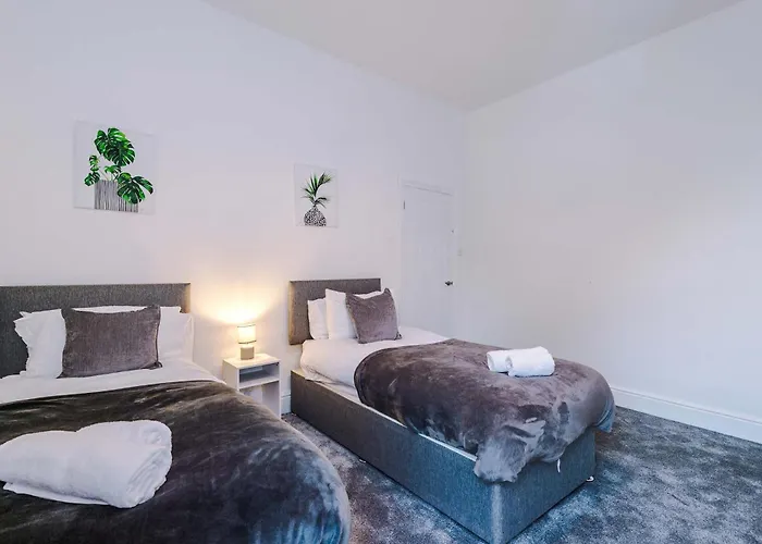 Large 4 Bed House Sleeps 8 By Host A