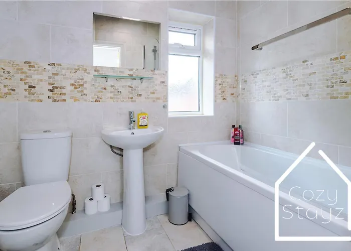 Spacious 3 Bed With Pac-man, Darts And 2 Parking Spaces 펜션 맨체스터