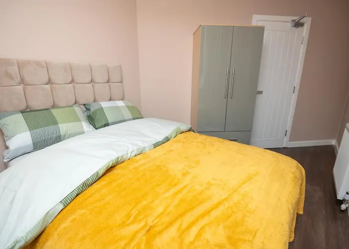 Oda ve Kahvaltı Elegant And Modern 3 Double Bedroom Near Centre Entire House Parking Manchester