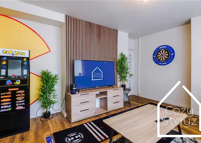 Spacious 3 Bed With Pac-man, Darts And 2 Parking Spaces * 맨체스터