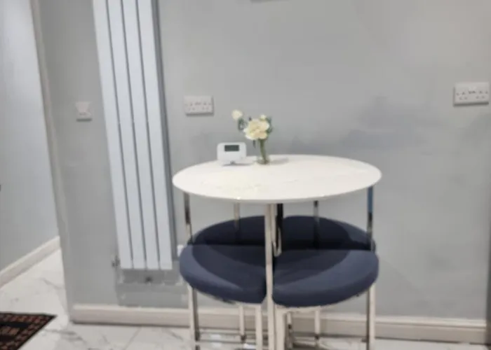 Newly Refurbished 2- Bed Stylish Apartament *