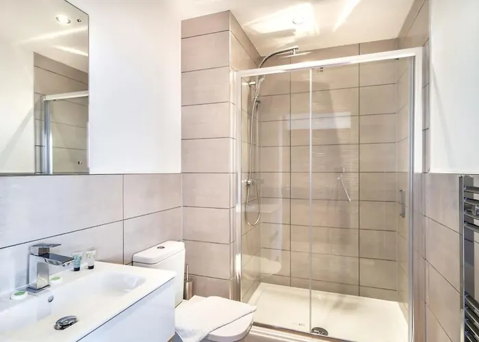 Stayzeni, Alexandra Rise Mánchester