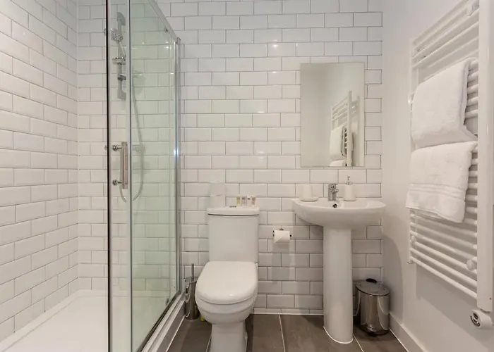 Modern & Spacious 2 Bed By Old Trafford Апартаменты *