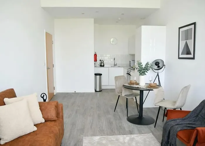 Spacious 1 Bed Near Etihad Apartment *