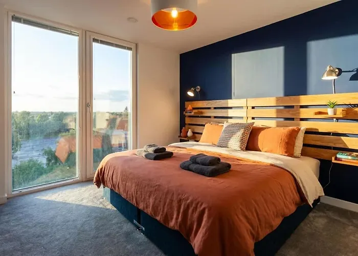 Апартаменты Modern & Spacious 2 Bed By Old Trafford *