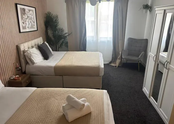 Salford Quays 4 Guests / Parking