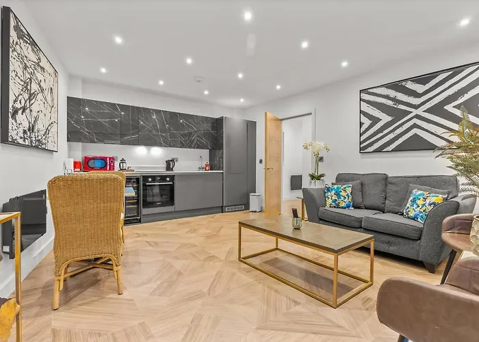 3 Bed Flat 8 Min Walk To Centre - Pass The Keys *