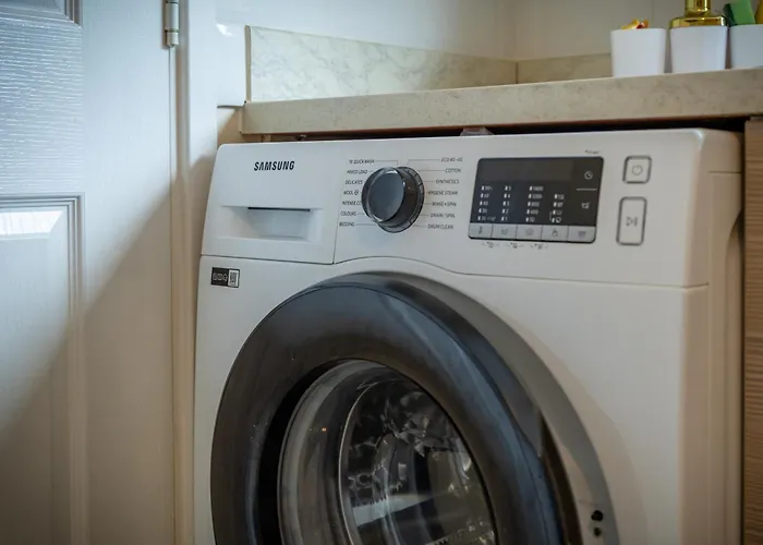 New Modern Townhouse Free Parking Manchester