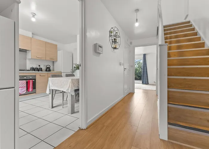 New Modern Townhouse Free Parking *