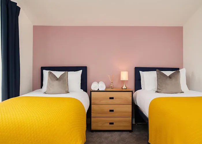 Large 5 Bedroom House 6 Beds Ideal For Contractors * مانشستر