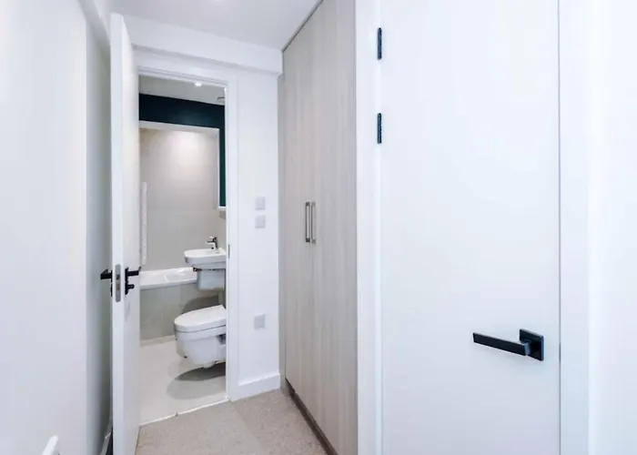 아파트 Modern Spacious Sleeps 5 Free High-speed Wi-fi