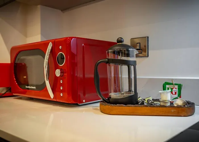 3 Bed Flat 8 Min Walk To Centre - Pass The Keys