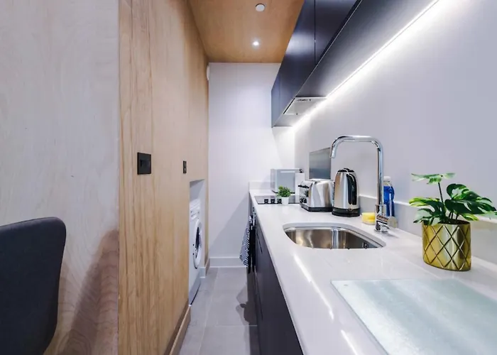 아파트 Modern Spacious Sleeps 5 Free High-speed Wi-fi *