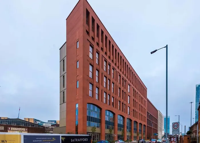 Modern Spacious Sleeps 5 Free High-speed Wi-fi