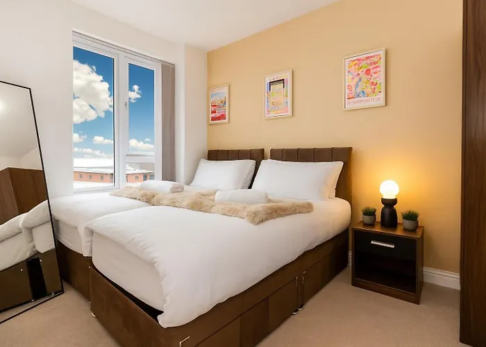 Modern Townhouse - Sleeps 14 - Free Parking בית נופש