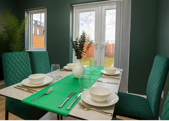 Modern Townhouse - Sleeps 14 - Free Parking מנצ'סטר