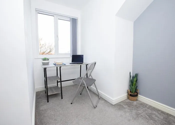 Modern Townhouse - Sleeps 14 - Free Parking * מנצ'סטר