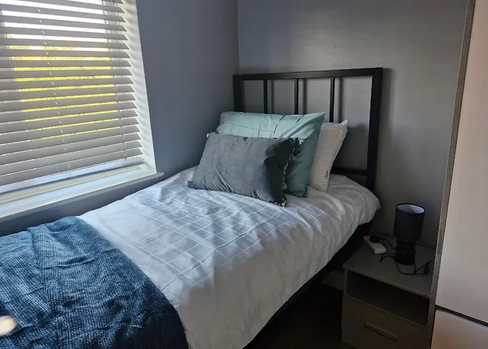 Sleeps 5 - Free Parking Wifi Near Airport & Holiday home *