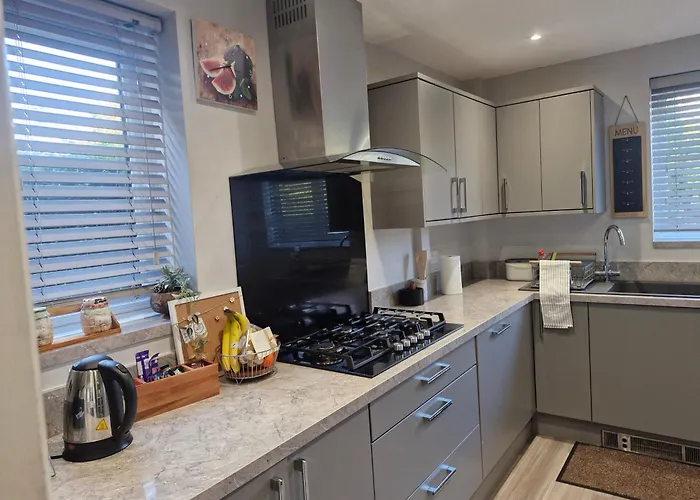 Holiday home Sleeps 5 - Free Parking Wifi Near Airport &