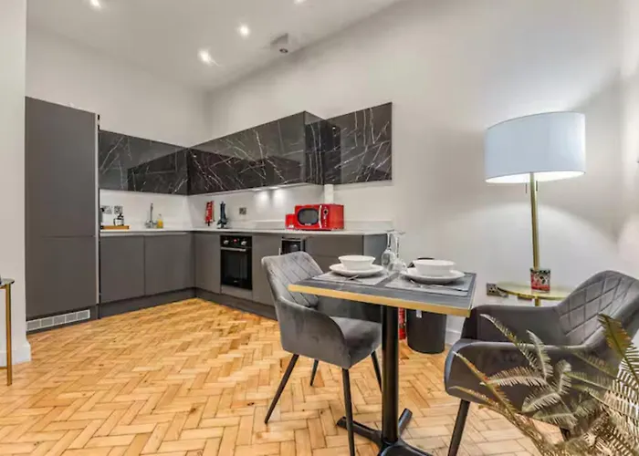 Beautiful Ground Floor Apartment, Salford - Pass The Keys