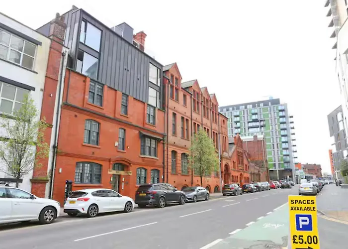 Beautiful Ground Floor Apartment, Salford - Pass The Keys *