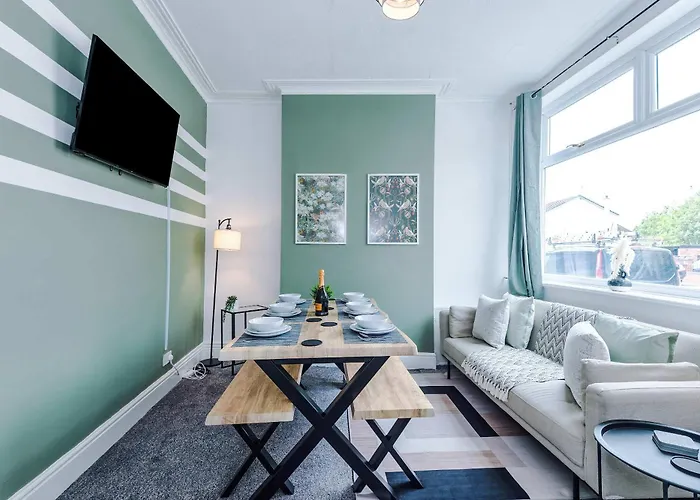 度假居 Spacious 3 Bed In By 53 Degrees Property, Perfect For Group Stays, Sleeps 8 With Free Parking!