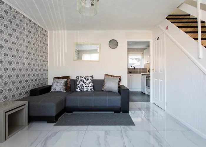 2 Bedroom Eith 3 Beds Sofa Bed Near Stadium Dom wakacyjny *