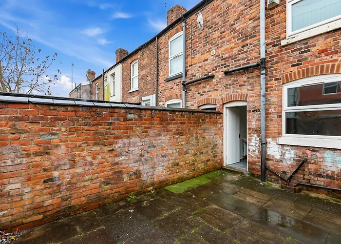 2 Bedroom 5 Beds House 10 Minutes Away From Centre And Hospitals On Street Parking ,great For Long Term Contractors And Hospital Workers