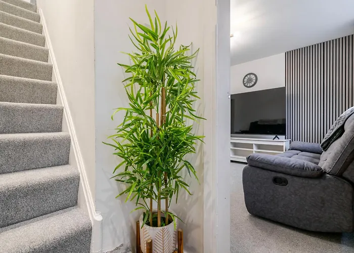 4 Bedroom Serviced House Ideal For Business & Long Term With Free Parking *