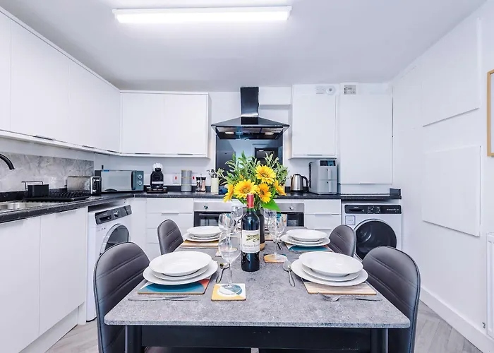 Modern 6 Bed House With Ensuites By 53 Degrees Property, Perfect For Business And Groups Manchester