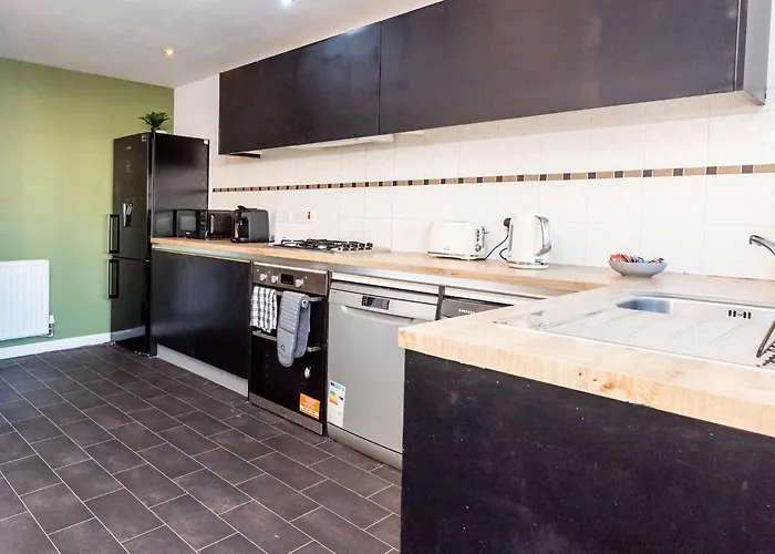 Family 3 Bedroom House By Guestz Holiday home Manchester