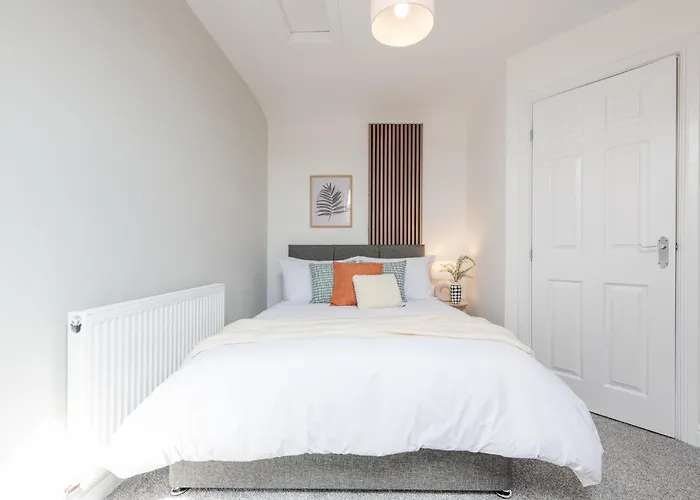 Stylish Comfort Retreat - Salford, Sleeps 8 *