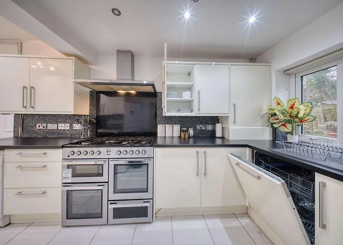 3 Bedrooms Sleeps 7 Free Parking *