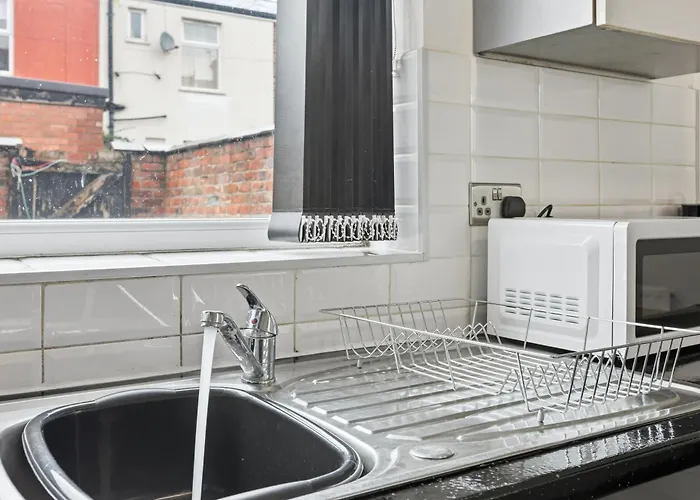 2 Bedroom 5 Beds House 10 Minutes Away From Centre And Hospitals On Street Parking ,great For Long Term Contractors And Hospital Workers *