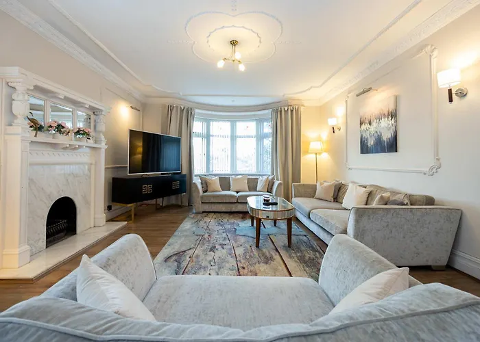 Detached House In Prestwich Sleeps 10 With Parking Сasa de vacaciones *