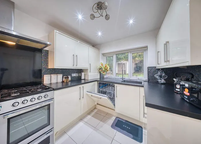 3 Bedrooms Sleeps 7 Free Parking Holiday home *