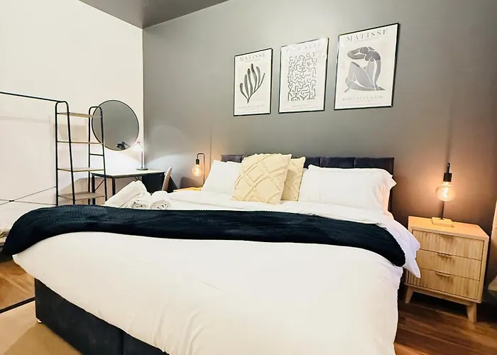 Сasa de vacaciones 3br House Near Old Trafford With Games Sleeps 8
