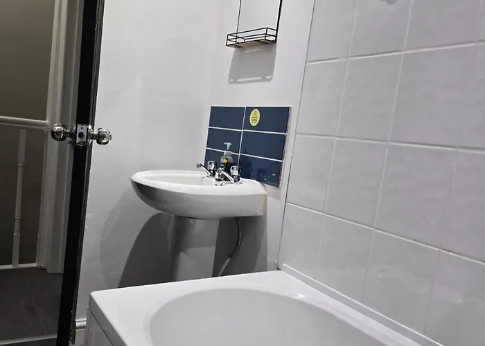 Spacious 3Br Home With Free Parking Ideal For Business & Contractor Stays Sleeps Up To 6 Сasa de vacaciones