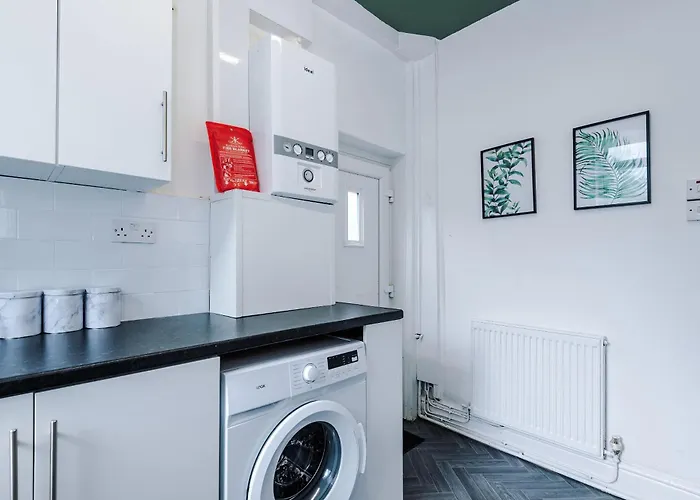 別荘 Spacious 3 Bed In By 53 Degrees Property, Perfect For Group Stays, Sleeps 8 With Free Parking! *