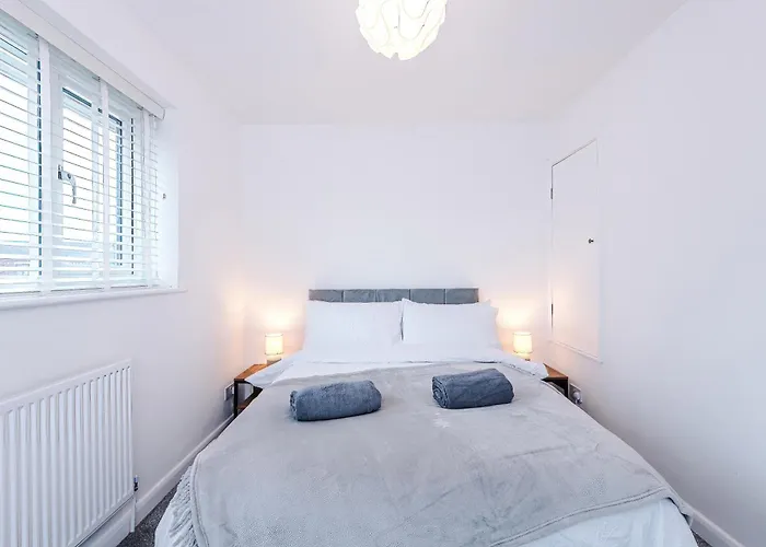 Stylish 2br House For 4 In With Parking Holiday home