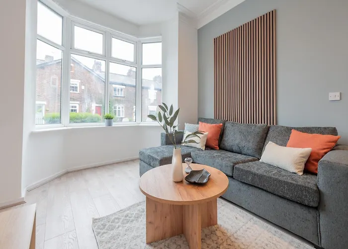 Comfort & Style In Salford - Sleeps 8 *